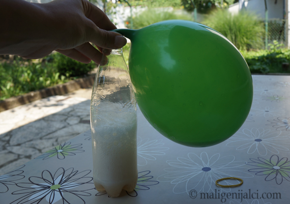 Eksperimenti za djecu: istražite plinove uz pomoć octa, sode i balona