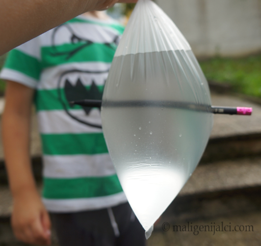 Eksperimenti za djecu: vrećica ispunjena vodom i olovka